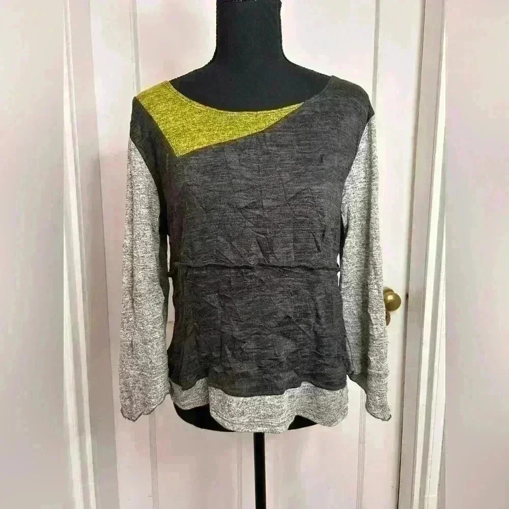Womenโs Canadian Designer Top From the Fresh Collective Size M
